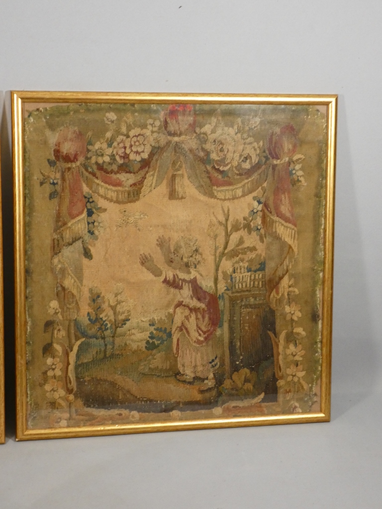 Paire de fragments de tapisseries d'époque XVII ème siècle, tableaux encadrés – Image 3