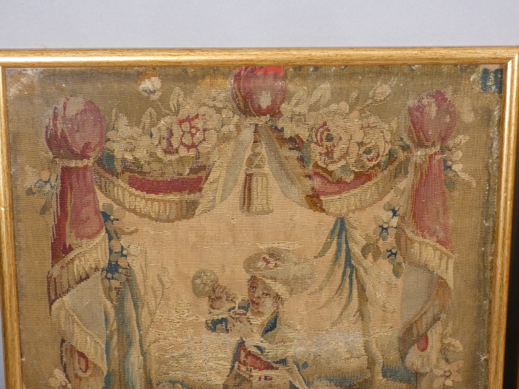 Paire de fragments de tapisseries d'époque XVII ème siècle, tableaux encadrés – Image 14