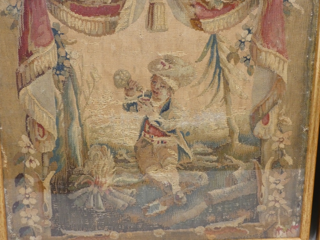 Paire de fragments de tapisseries d'époque XVII ème siècle, tableaux encadrés – Image 8
