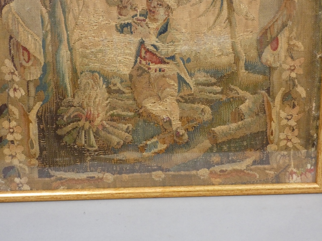 Paire de fragments de tapisseries d'époque XVII ème siècle, tableaux encadrés – Image 13