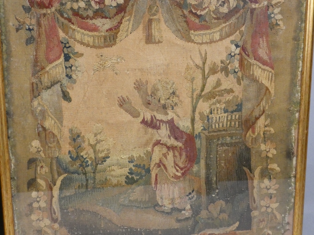 Paire de fragments de tapisseries d'époque XVII ème siècle, tableaux encadrés – Image 12