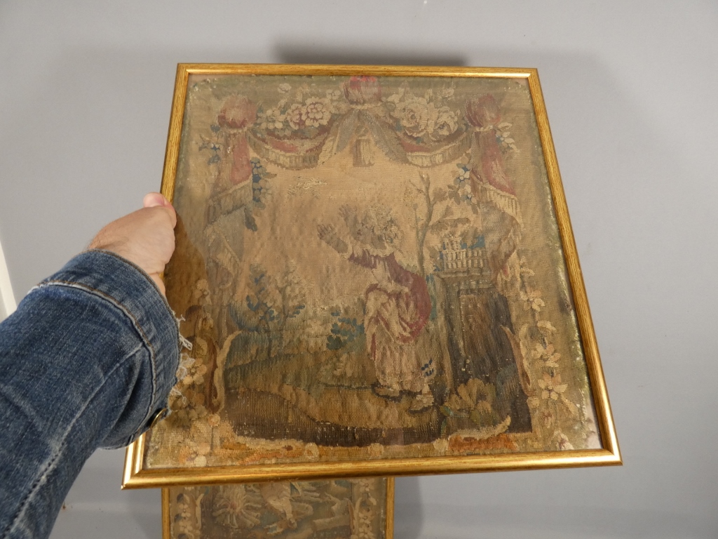Paire de fragments de tapisseries d'époque XVII ème siècle, tableaux encadrés – Image 4