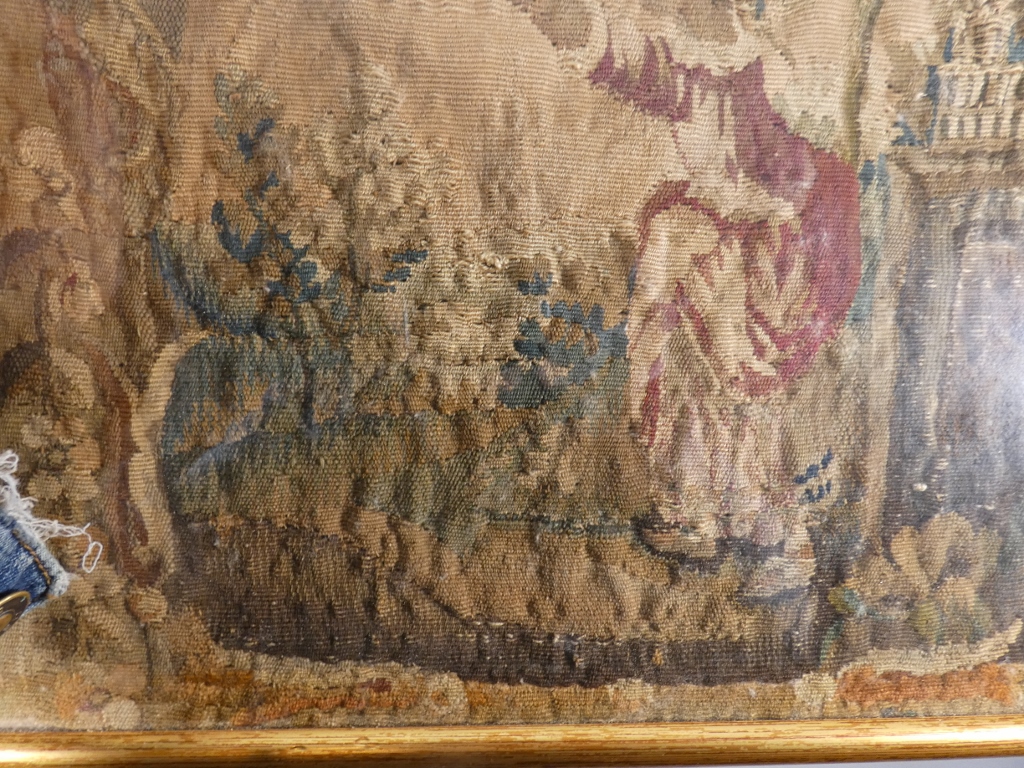Paire de fragments de tapisseries d'époque XVII ème siècle, tableaux encadrés – Image 7