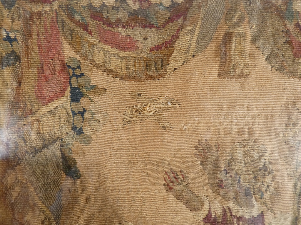 Paire de fragments de tapisseries d'époque XVII ème siècle, tableaux encadrés – Image 11