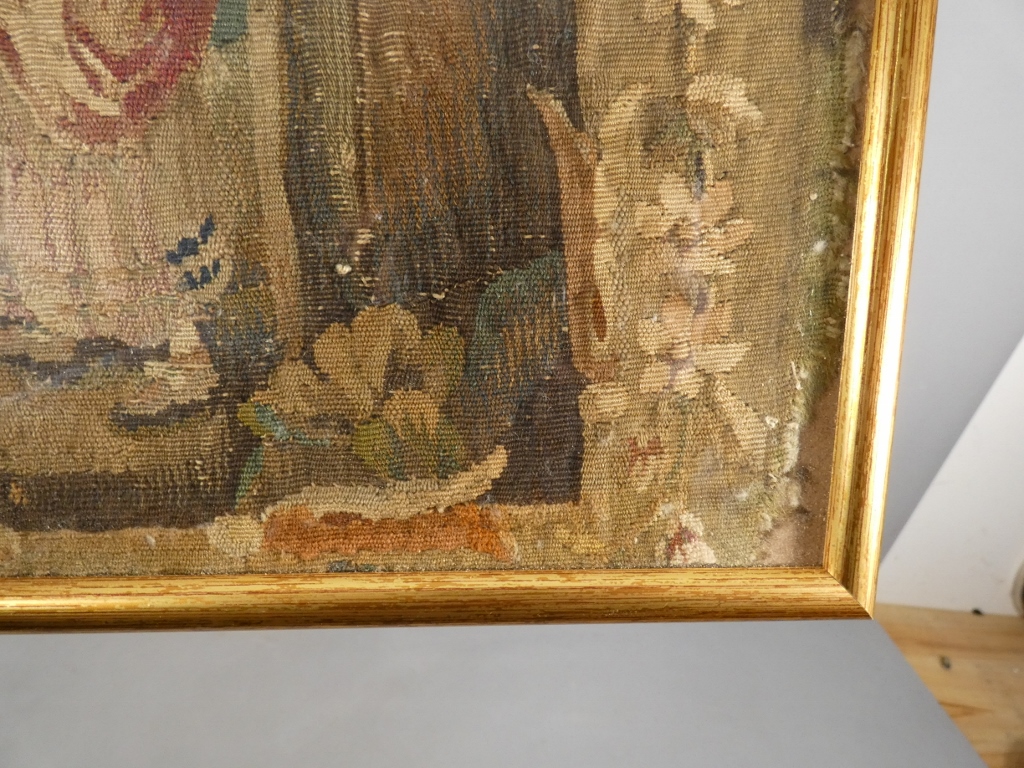 Paire de fragments de tapisseries d'époque XVII ème siècle, tableaux encadrés – Image 10