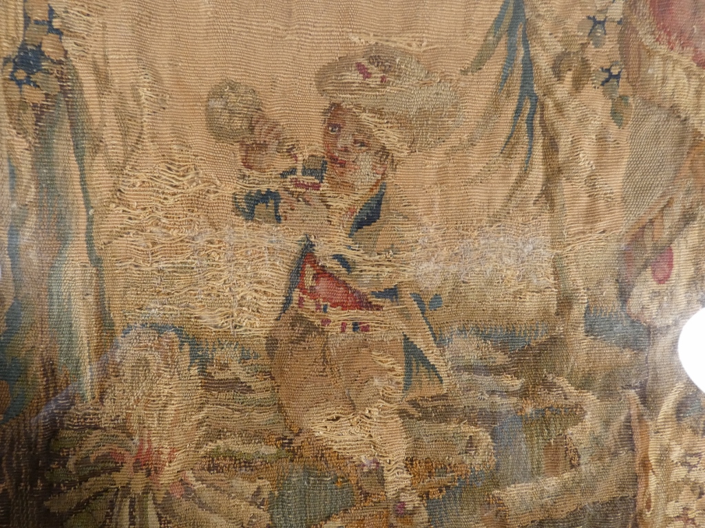Paire de fragments de tapisseries d'époque XVII ème siècle, tableaux encadrés – Image 6