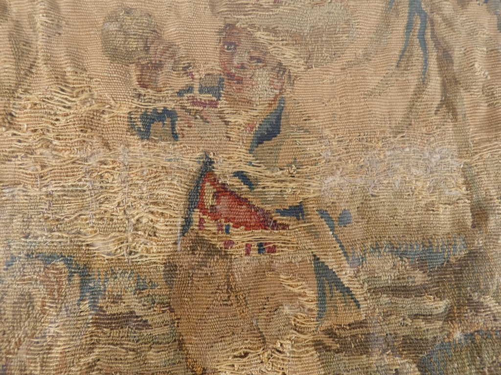 Paire de fragments de tapisseries d'époque XVII ème siècle, tableaux encadrés – Image 5