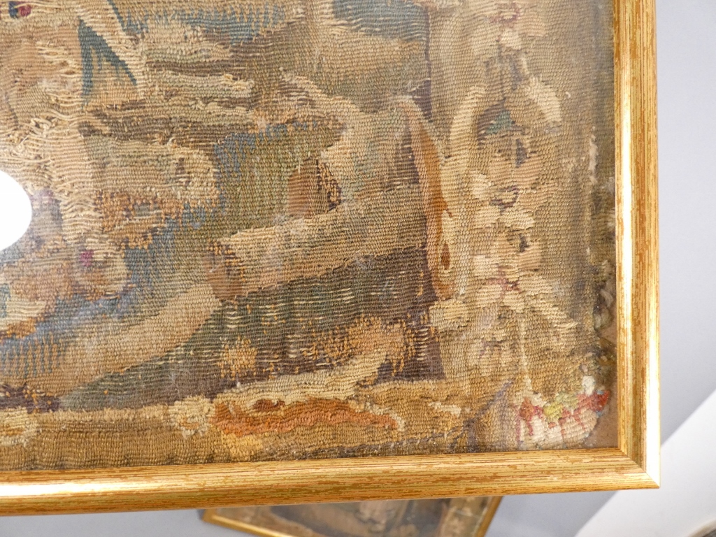 Paire de fragments de tapisseries d'époque XVII ème siècle, tableaux encadrés – Image 9