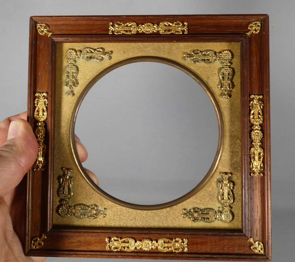 Cadre photo ou à miniature de style Empire en acajou et bronze, époque début XX ème – Image 2