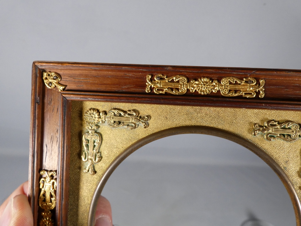 Cadre photo ou à miniature de style Empire en acajou et bronze, époque début XX ème – Image 8