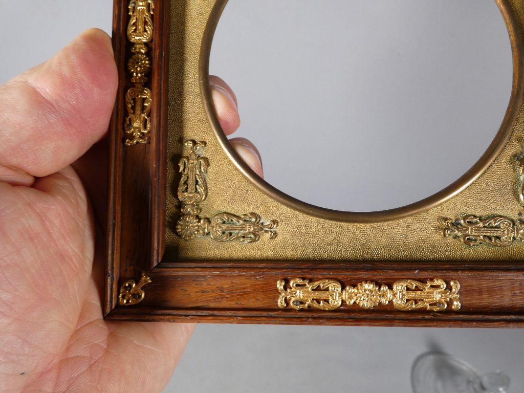 Cadre photo ou à miniature de style Empire en acajou et bronze, époque début XX ème – Image 5