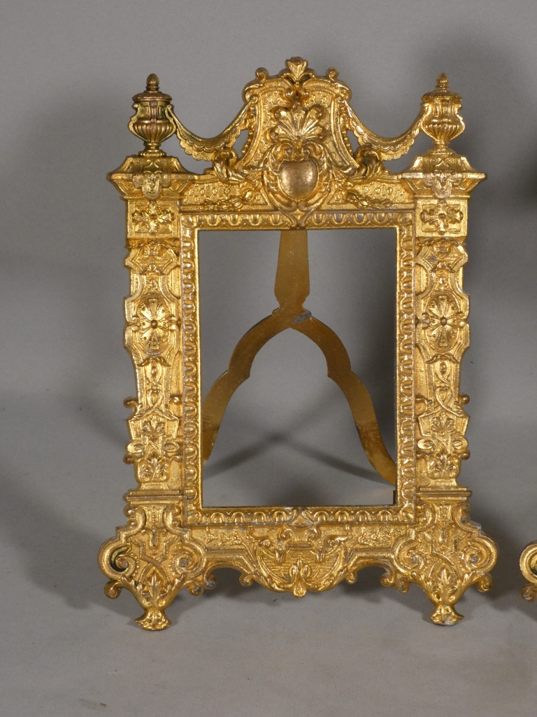 Paire de cadres photos de style Renaissance en métal doré, époque fin XIX ème – Image 12