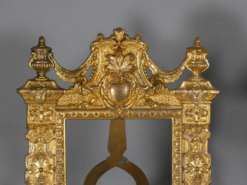 Paire de cadres photos de style Renaissance en métal doré, époque fin XIX ème – Image 11