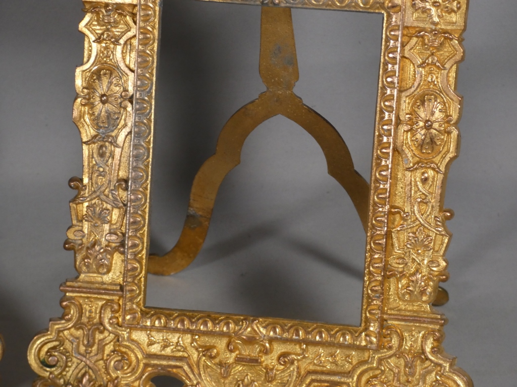 Paire de cadres photos de style Renaissance en métal doré, époque fin XIX ème – Image 9