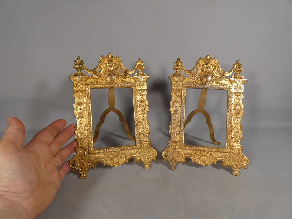 Paire de cadres photos de style Renaissance en métal doré, époque fin XIX ème – Image 3