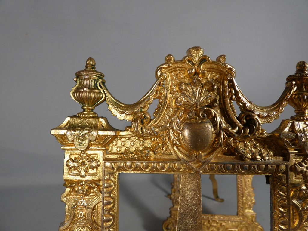 Paire de cadres photos de style Renaissance en métal doré, époque fin XIX ème – Image 6