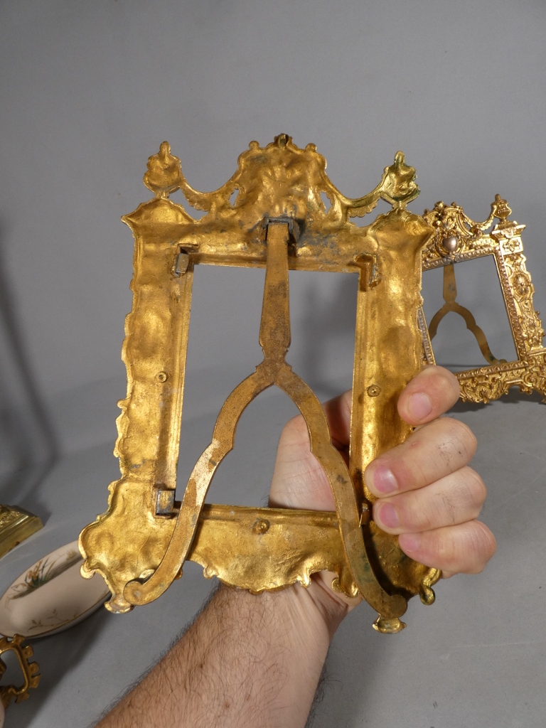 Paire de cadres photos de style Renaissance en métal doré, époque fin XIX ème – Image 4