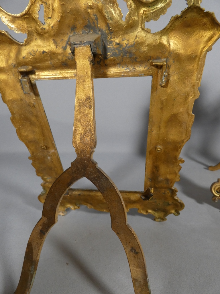 Paire de cadres photos de style Renaissance en métal doré, époque fin XIX ème – Image 13