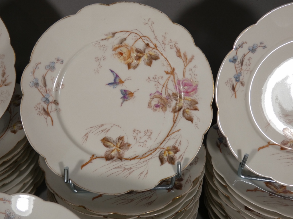 Fleurs et Papillons, Service de table pour 12 personnes en porcelaine de Limoges, Londé, XIX èm – Image 9