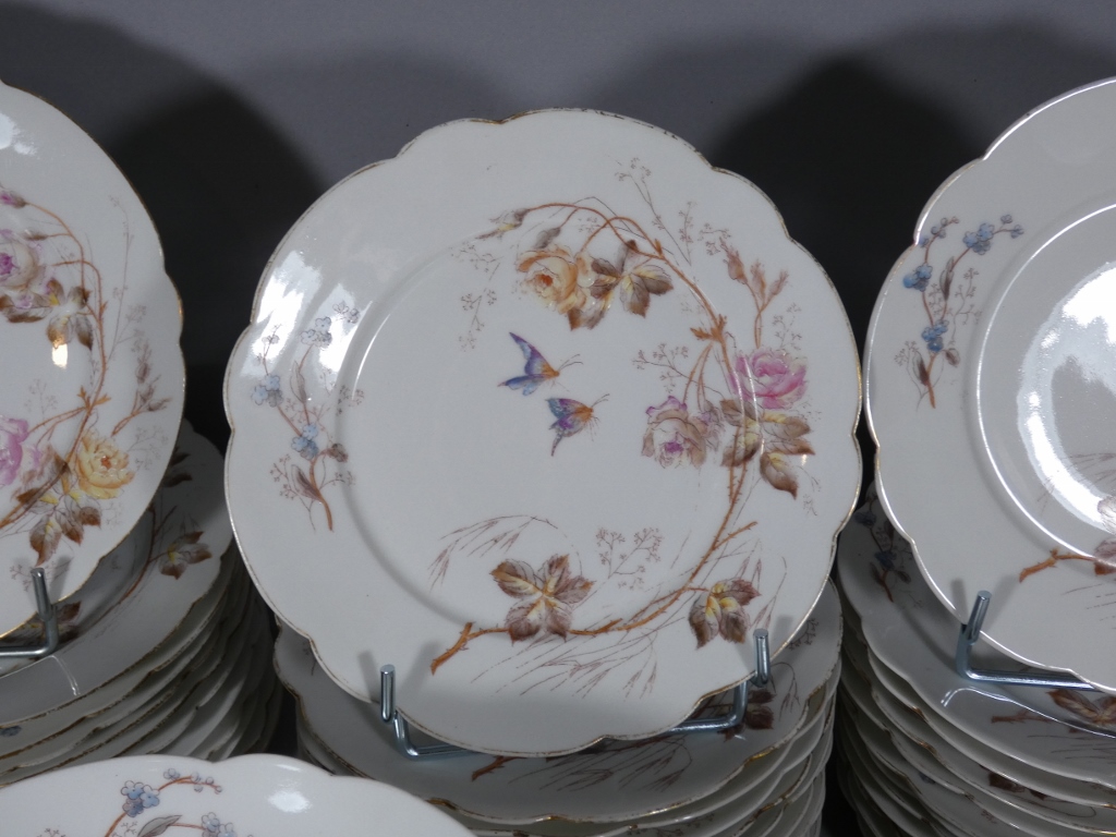 Fleurs et Papillons, Service de table pour 12 personnes en porcelaine de Limoges, Londé, XIX èm – Image 10