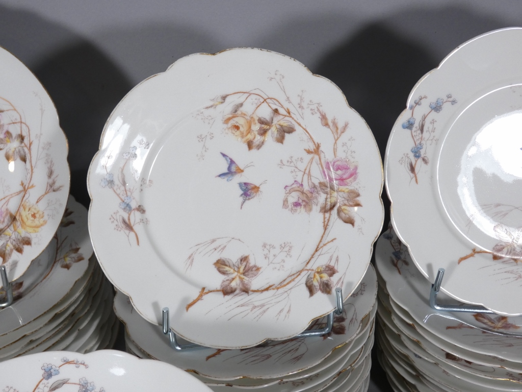 Fleurs et Papillons, Service de table pour 12 personnes en porcelaine de Limoges, Londé, XIX èm – Image 11
