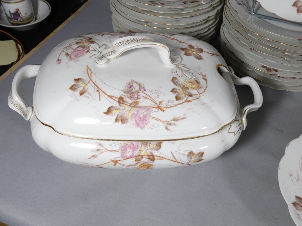 Fleurs et Papillons, Service de table pour 12 personnes en porcelaine de Limoges, Londé, XIX èm – Image 12