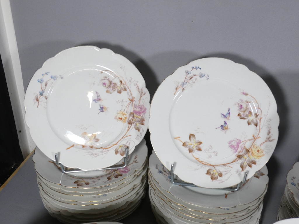 Fleurs et Papillons, Service de table pour 12 personnes en porcelaine de Limoges, Londé, XIX èm – Image 13