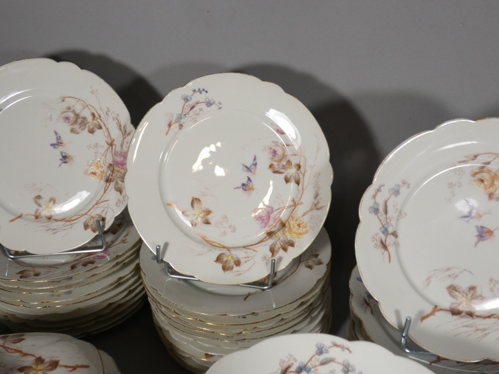 Fleurs et Papillons, Service de table pour 12 personnes en porcelaine de Limoges, Londé, XIX èm – Image 14