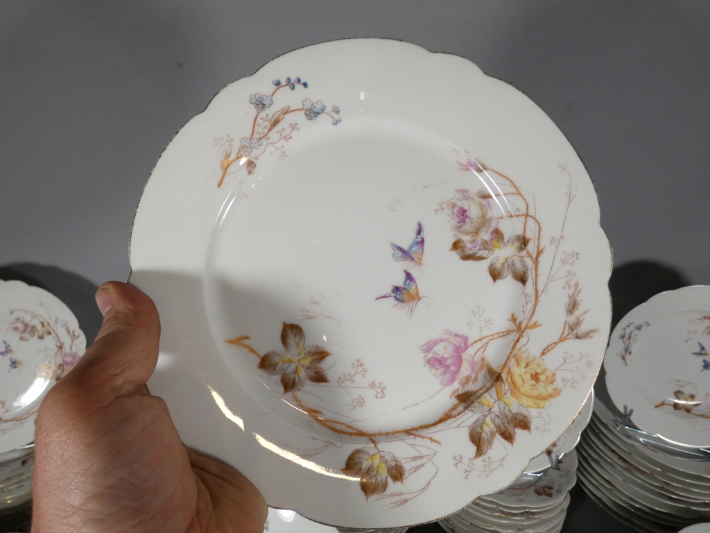Fleurs et Papillons, Service de table pour 12 personnes en porcelaine de Limoges, Londé, XIX èm – Image 15