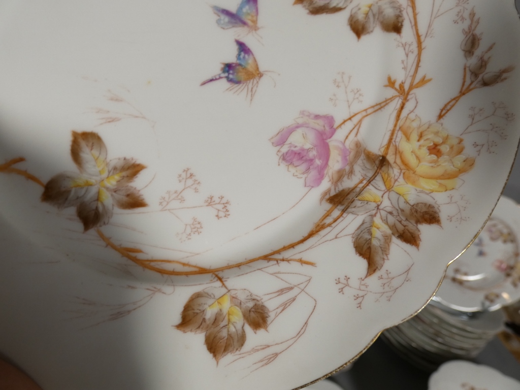 Fleurs et Papillons, Service de table pour 12 personnes en porcelaine de Limoges, Londé, XIX èm – Image 17
