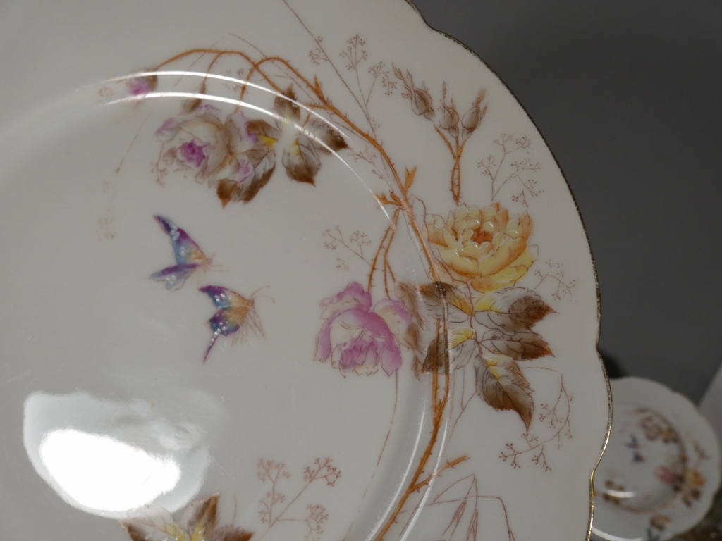 Fleurs et Papillons, Service de table pour 12 personnes en porcelaine de Limoges, Londé, XIX èm – Image 19