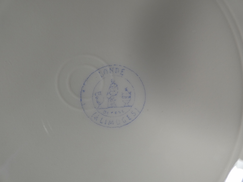 Fleurs et Papillons, Service de table pour 12 personnes en porcelaine de Limoges, Londé, XIX èm – Image 21
