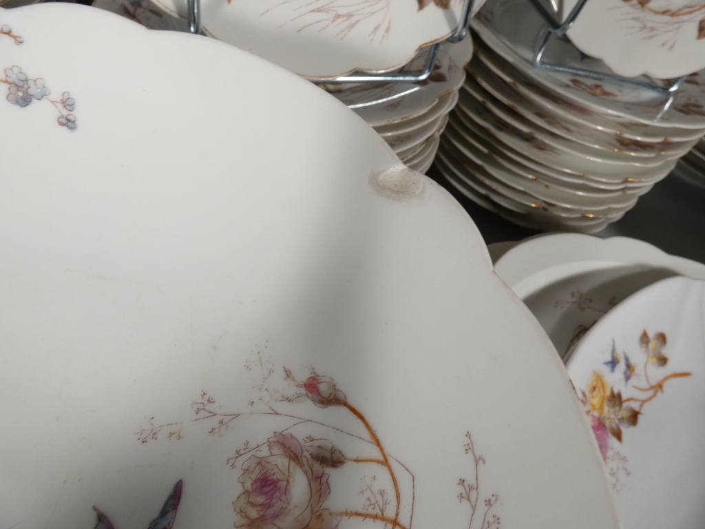 Fleurs et Papillons, Service de table pour 12 personnes en porcelaine de Limoges, Londé, XIX èm – Image 22