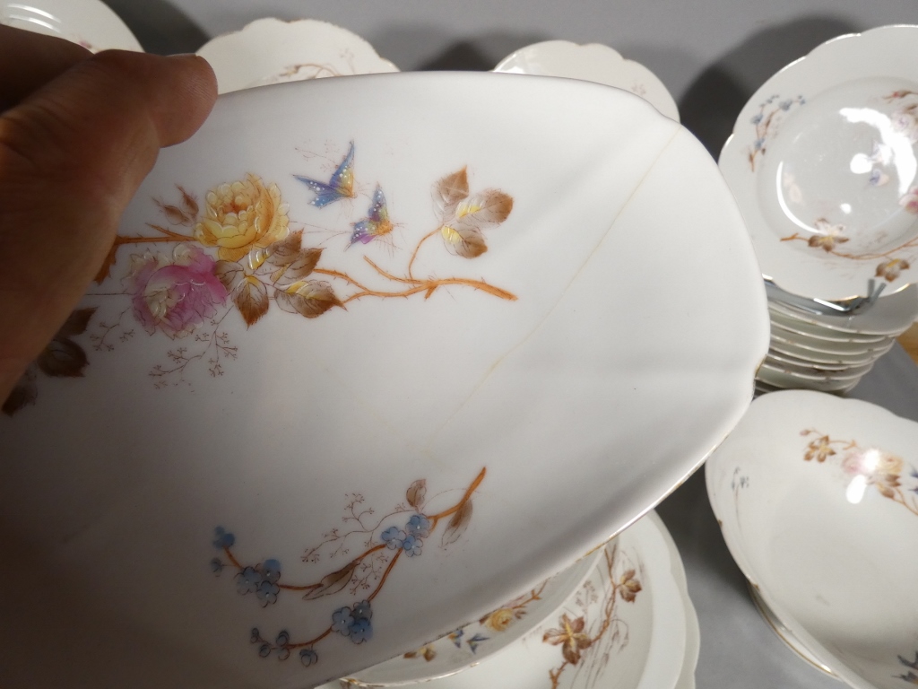Fleurs et Papillons, Service de table pour 12 personnes en porcelaine de Limoges, Londé, XIX èm – Image 23
