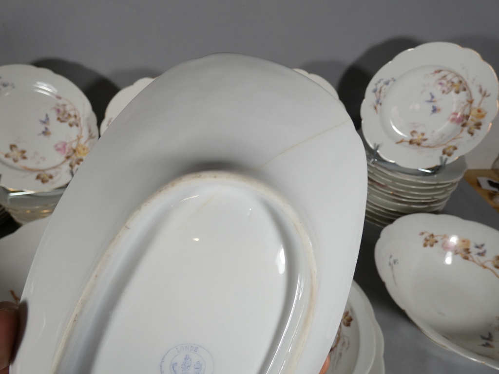 Fleurs et Papillons, Service de table pour 12 personnes en porcelaine de Limoges, Londé, XIX èm – Image 24