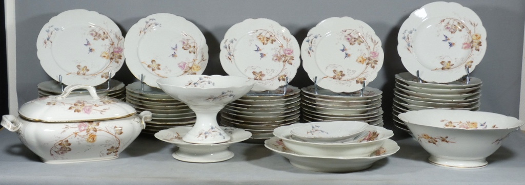 Fleurs et Papillons, Service de table pour 12 personnes en porcelaine de Limoges, Londé, XIX èm