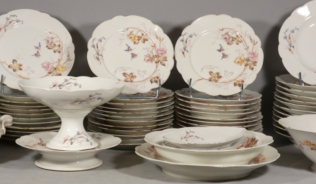 Fleurs et Papillons, Service de table pour 12 personnes en porcelaine de Limoges, Londé, XIX èm – Image 2
