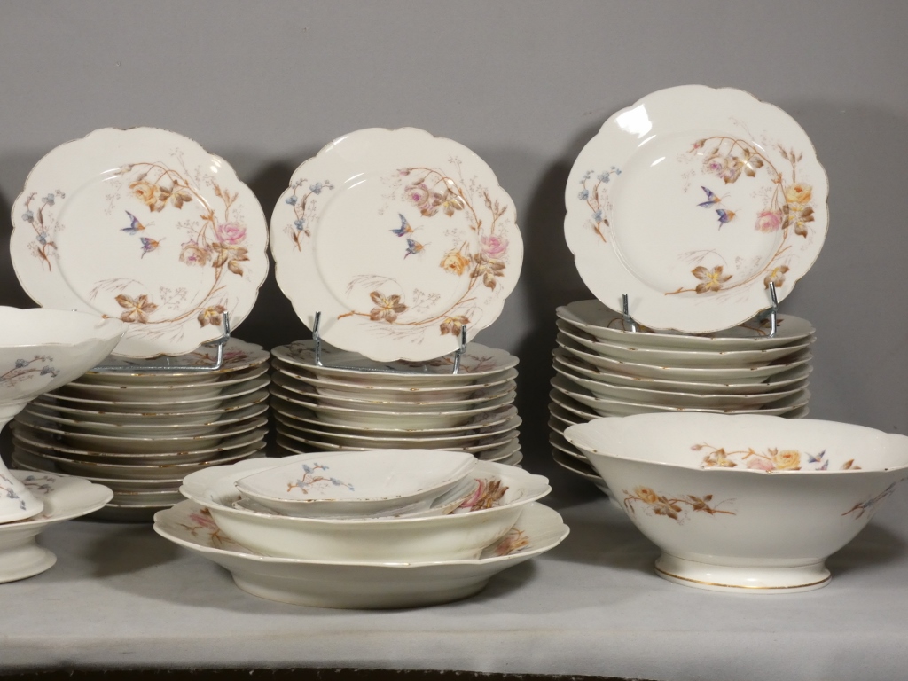 Fleurs et Papillons, Service de table pour 12 personnes en porcelaine de Limoges, Londé, XIX èm – Image 8
