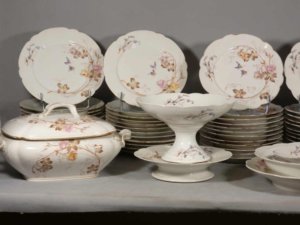 Fleurs et Papillons, Service de table pour 12 personnes en porcelaine de Limoges, Londé, XIX èm – Image 7