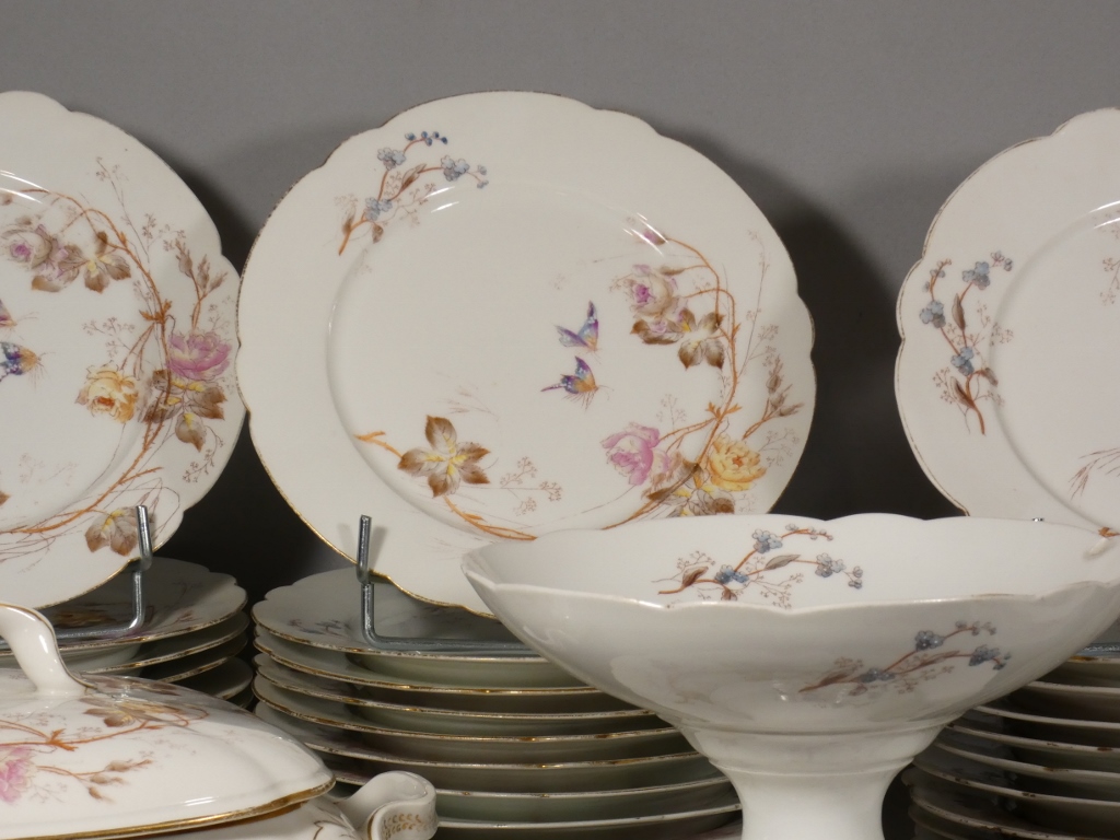 Fleurs et Papillons, Service de table pour 12 personnes en porcelaine de Limoges, Londé, XIX èm – Image 6