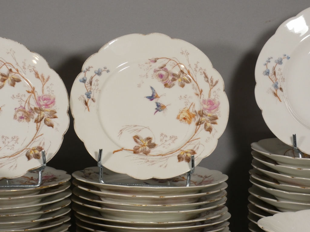 Fleurs et Papillons, Service de table pour 12 personnes en porcelaine de Limoges, Londé, XIX èm – Image 5