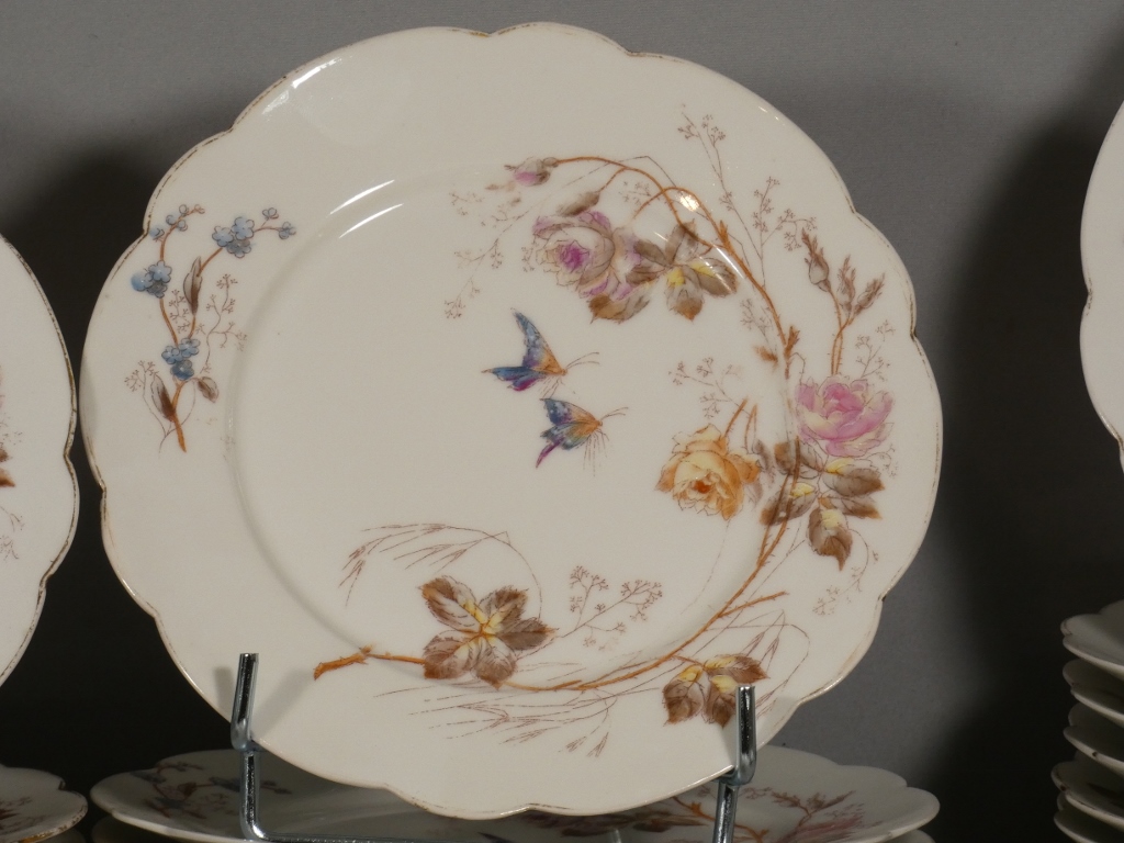 Fleurs et Papillons, Service de table pour 12 personnes en porcelaine de Limoges, Londé, XIX èm – Image 4