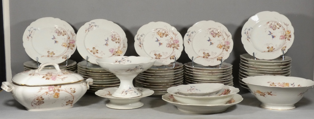 Fleurs et Papillons, Service de table pour 12 personnes en porcelaine de Limoges, Londé, XIX èm – Image 3