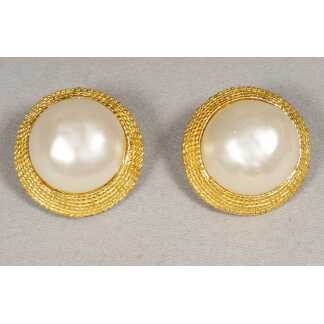 Chanel, paire de clips d'oreille vintage en métal doré et perle, vers 1980