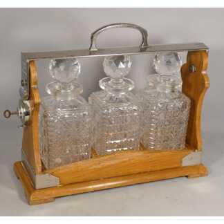 Cave à whisky ou alcool fort, 3 carafes dans coffret bois et fer, époque 1920