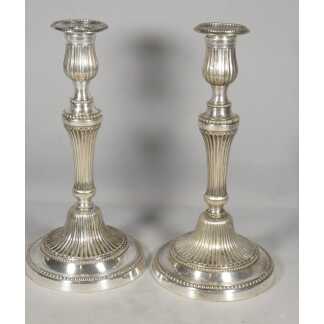 Paire de bougeoirs Louis XVI en bronze argenté, époque XVIII ème siècle
