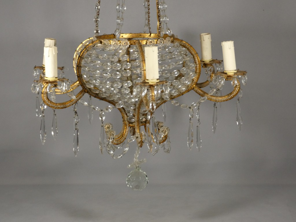 Lustre italien sac de perles et fer doré, époque milieu XX ème – Image 10