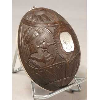 Noix de coco sculptée cerclée argent, travail de marin ou de bagnard, XIX ème