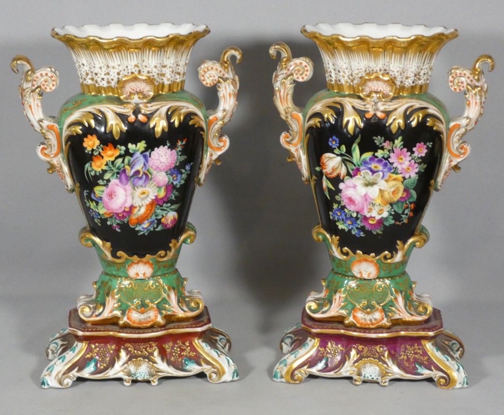 Fleurs et fruits -Paire de vases rocaille en porcelaine de Paris, vers 1850, dlg Jacob Petit