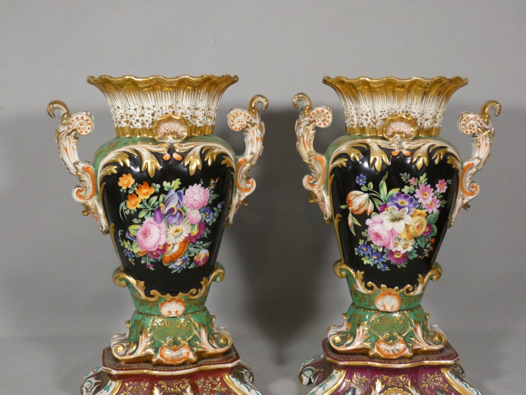 Fleurs et fruits -Paire de vases rocaille en porcelaine de Paris, vers 1850, dlg Jacob Petit – Image 2